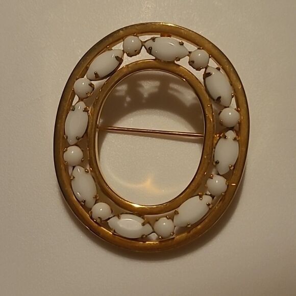 White / Goldtone Brooche - Picture 1 of 2